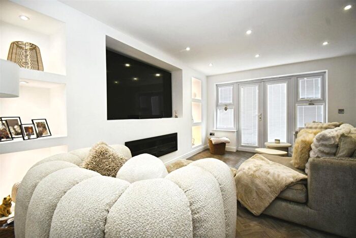 3 Bedroom Terraced House For Sale In Rivelin Park, Kingswood, Hull, HU7