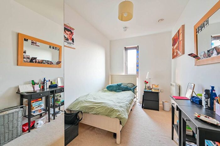 2 Bedroom Flat For Sale In Guildford Road, Woking, GU22