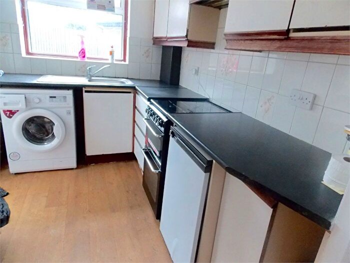5 Bedroom Semi-Detached House To Rent In Gledwood Gardens, Hayes, Middlesex, UB4