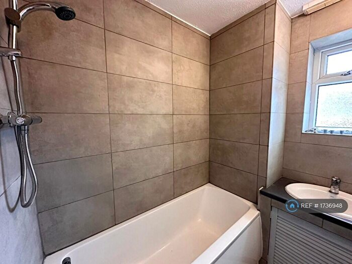 3 Bedroom Flat To Rent In Off East End Road, London, N2