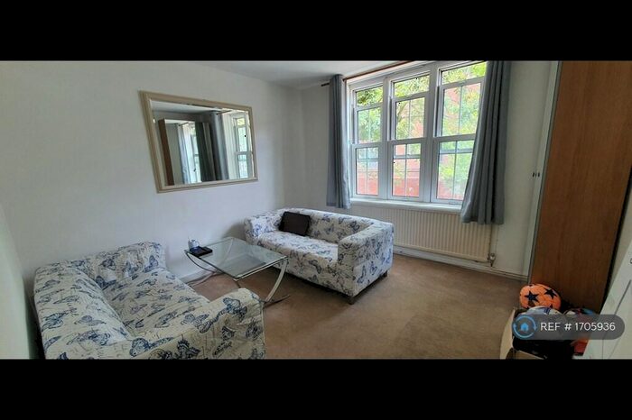 3 Bedroom Flat To Rent In Camelot House, London, NW1