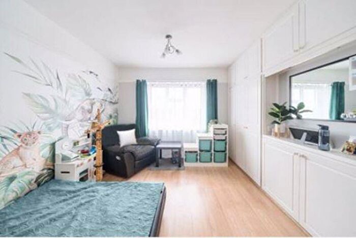 1 Bedroom Apartment For Sale In Cambridge Road, Kingston Upon Thames, KT1