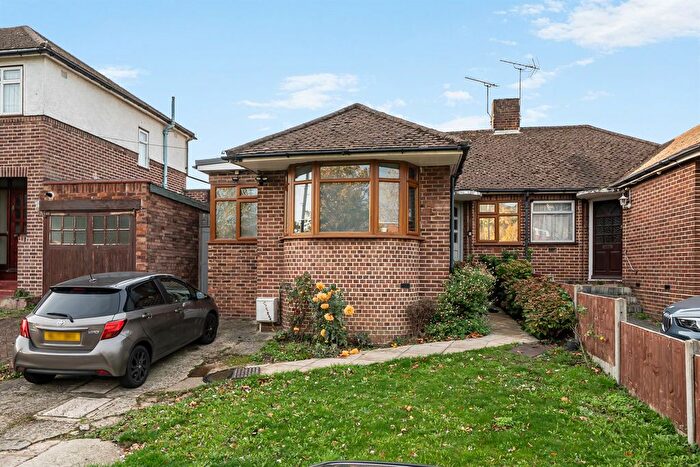 4 Bedroom Semi-Detached Bungalow For Sale In Baring Road, Barnet, EN4