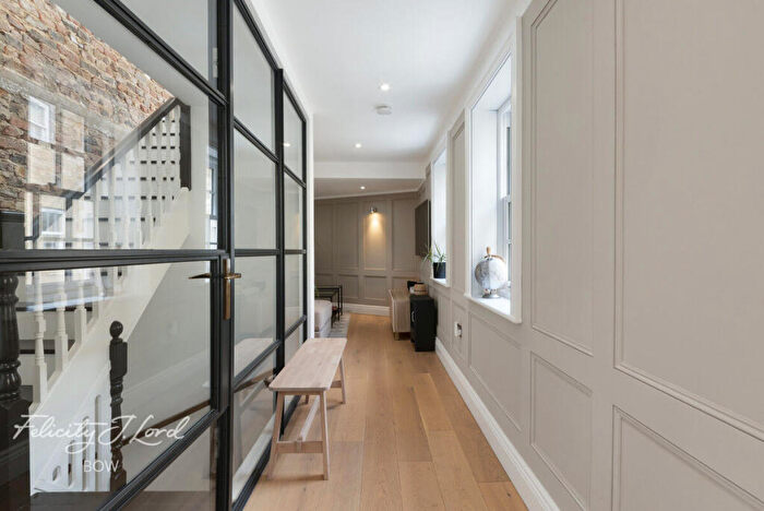 3 Bedroom Mews For Sale In Chusan Place, London, E14