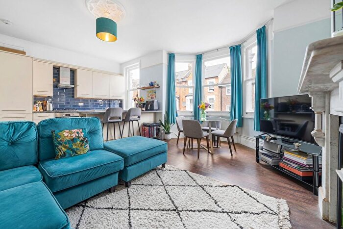 2 Bedroom Flat For Sale In Sudbourne Road, SW2