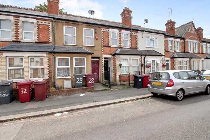 3 Bedroom Terraced House For Sale In Pitcroft Avenue, Reading, RG6