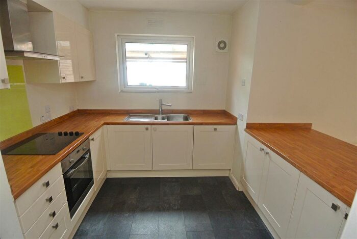 3 Bedroom Flat To Rent In High Point, Weybridge, KT13