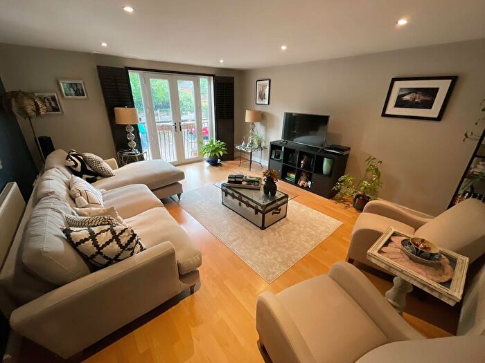 2 Bedroom Apartment To Rent In Wilmslow Road, Didsbury, M20