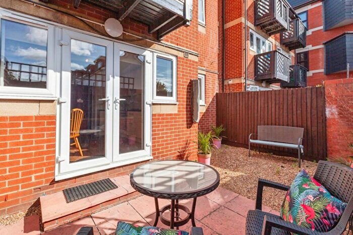 2 Bedroom Flat For Sale In Grove Close, Slough, SL1