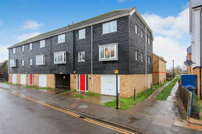 2 Bedroom Apartment To Rent In Diamond Road, Whitstable, CT5
