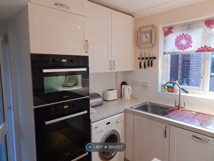 4 Bedroom Semi-Detached House To Rent In Neale Close, Cambridge, CB1