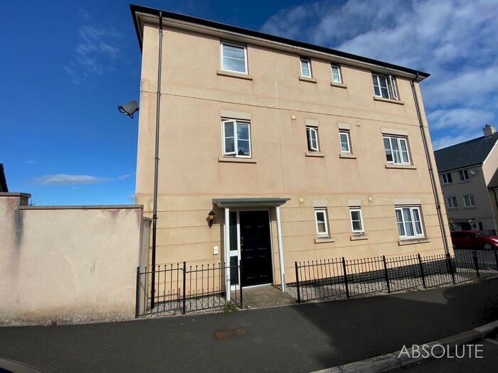 2 Bedroom Flat To Rent In Roscoff Road, Dawlish, Devon, EX7