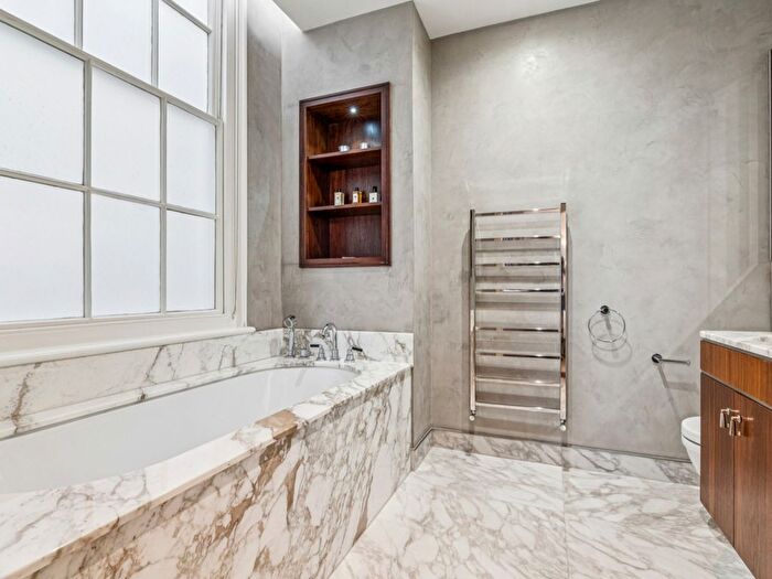 2 Bedroom Flat To Rent In Buckingham Street, London, WC2N