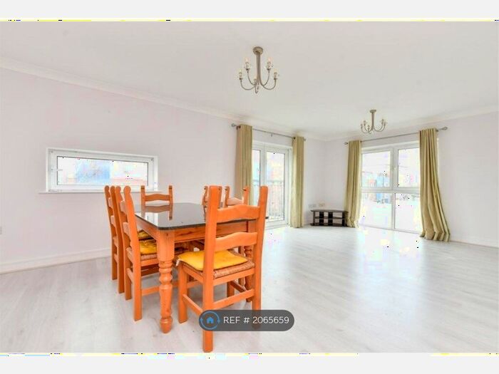 2 Bedroom Flat To Rent In Renaissance Court, Sutton, SM1