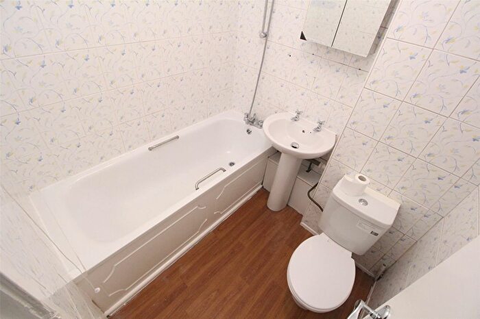 2 Bedroom Flat To Rent In Brookhill Court, East Barnet, Hertfordshire, EN4