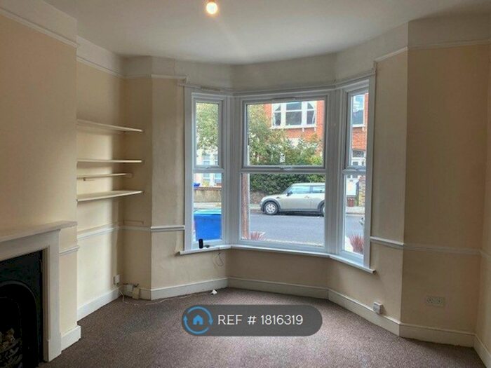 1 Bedroom Flat To Rent In Gowlett Road, London, SE15