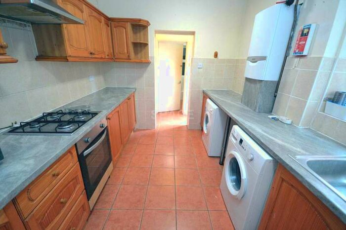 5 Bedroom Terraced House To Rent In Grange Avenue, Reading, Berkshire, RG6