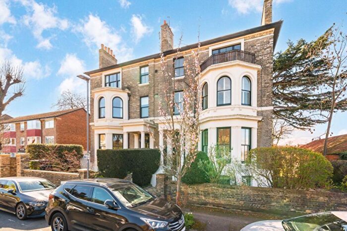 2 Bedroom Flat For Sale In Catherine Road, Surbiton, KT6