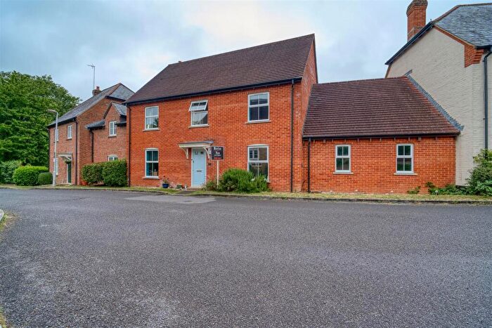 5 Bedroom Detached House For Sale In Hawthorn Avenue, Gillingham, SP8