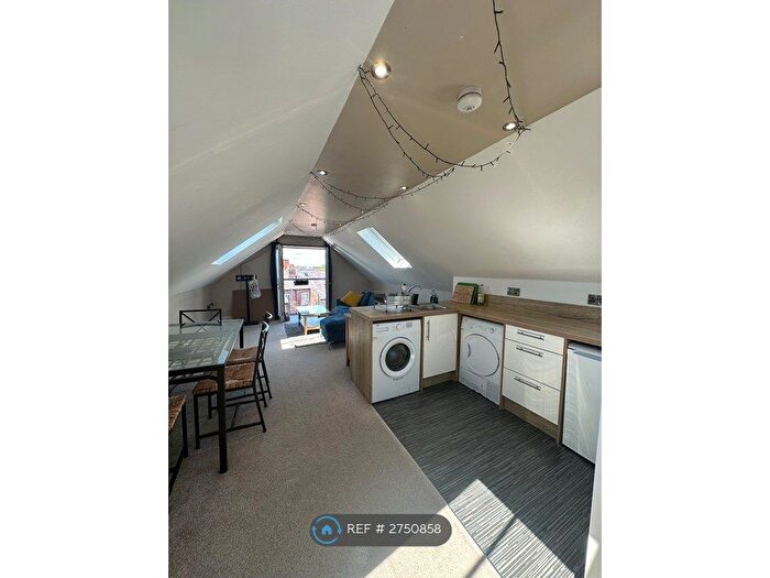 2 Bedroom Flat To Rent In Heaton Moor Road, Stockport, SK4