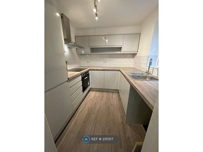 2 Bedroom Flat To Rent In Chenies Court, Hemel Hempstead, HP2