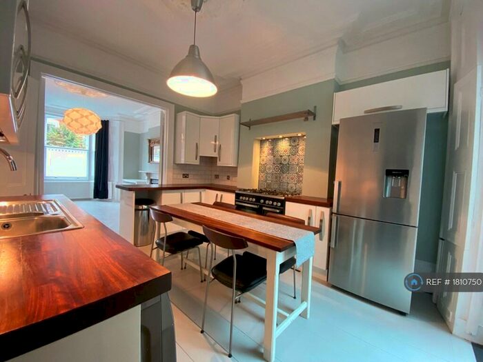 2 Bedroom Flat To Rent In Ground Floor, London, N4