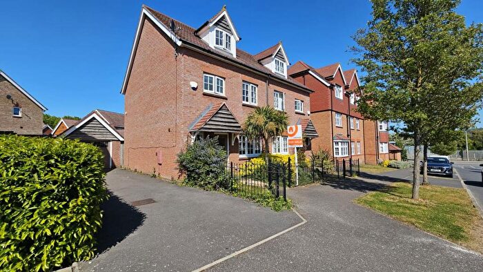 4 Bedroom Semi-Detached House For Sale In Germander Avenue, Halling, Rochester, Kent, ME2
