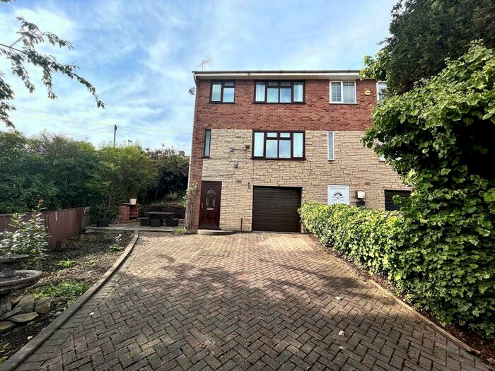 3 Bedroom Semi-Detached House To Rent In Farcroft Grove, Sheffield, S4