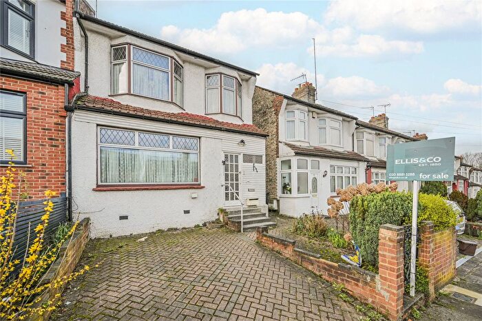 3 Bedroom End Of Terrace House For Sale In Evesham Road, London, N11