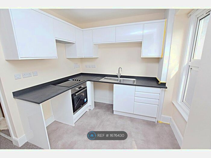 1 Bedroom Flat To Rent In Vestry Road, Street, BA16