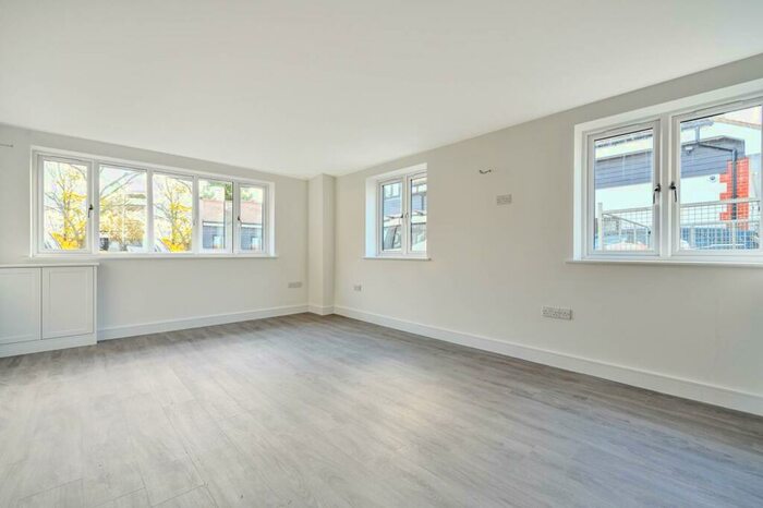 2 Bedroom Flat To Rent In Kings Court, Gomshall, GU5