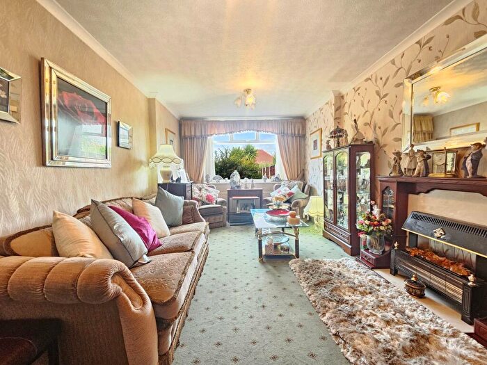 3 Bedroom Semi-Detached House For Sale In Penrhyn Avenue, Alkrington, Manchester, M24