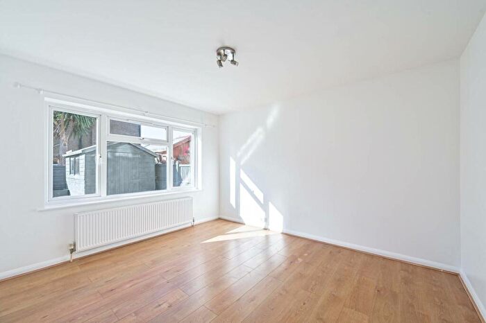 2 Bedroom Flat To Rent In Park Court, North Finchley, London, N12