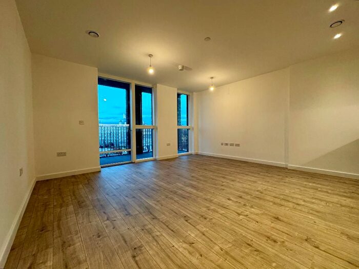 2 Bedroom Flat To Rent In New Kent Road, Elephant Amp; Castle, London, SE1