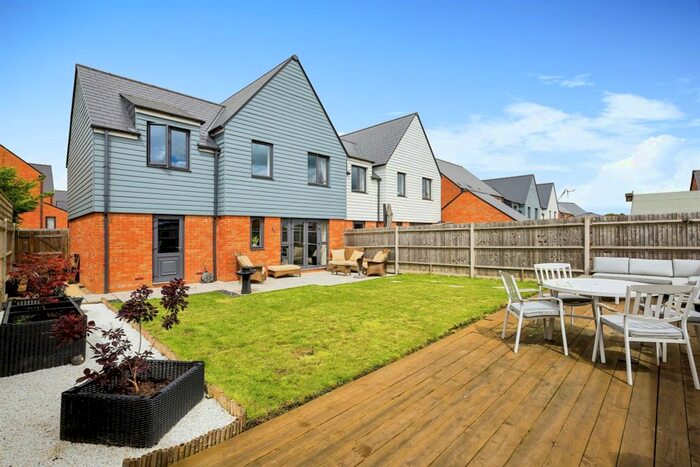 4 Bedroom Semi-Detached House For Sale In Birch Road, Polegate, BN26