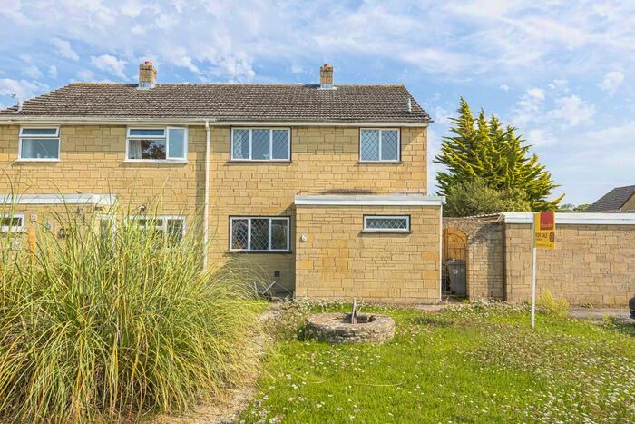 3 Bedroom Semi-Detached House To Rent In Finchdale Close, Carterton, OX18