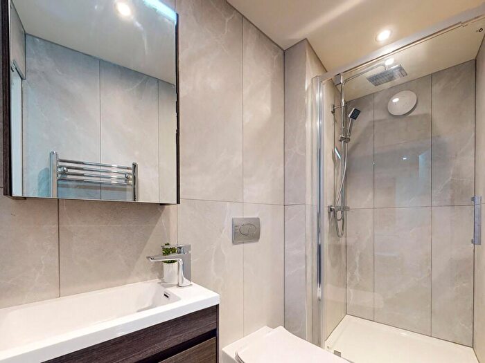 Apartment To Rent In Apt, Clarendon Road #, LS2