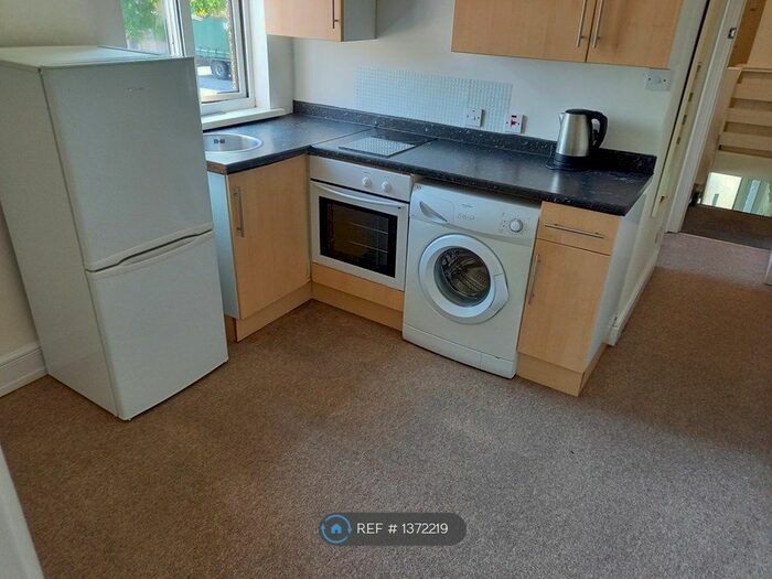 1 Bedroom Flat To Rent In County Road, Swindon, SN1