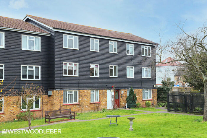 2 Bedroom Apartment To Rent In Walnut Tree Close, Hoddesdon, EN11