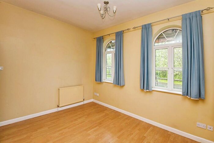 2 Bedroom Flat For Sale In Lewis Crescent, Exeter, EX2