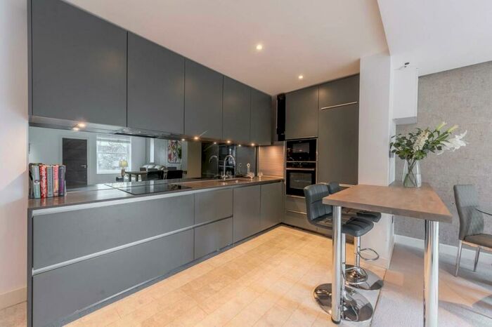 2 Bedroom Flat To Rent In Woodstock Road, Golders Green, NW11