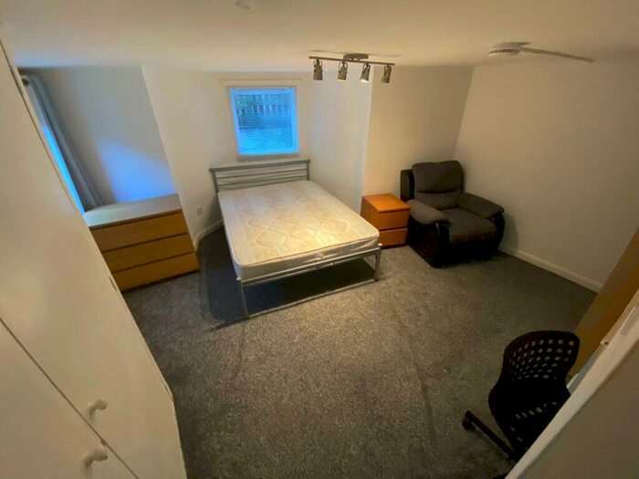 Studio To Rent In Beechwood Grove, Burley, Leeds, LS4