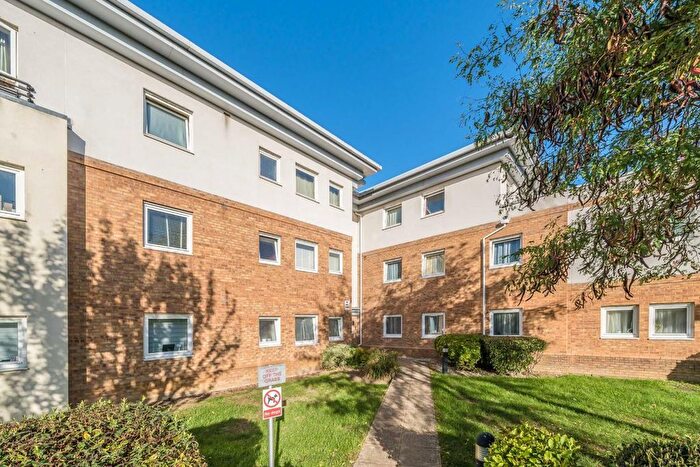 1 Bedroom Flat For Sale In Pool Close, West Molesey, KT8