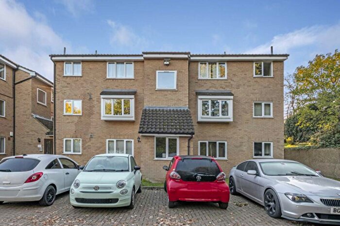 Flat To Rent In Cambridge Gardens, London, N10