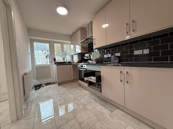 3 Bedroom Flat To Rent In Dagenham, RM8