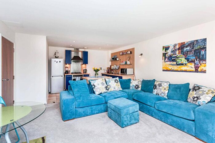 2 Bedroom Flat To Rent In Hopton Road, Woolwich, London, SE18