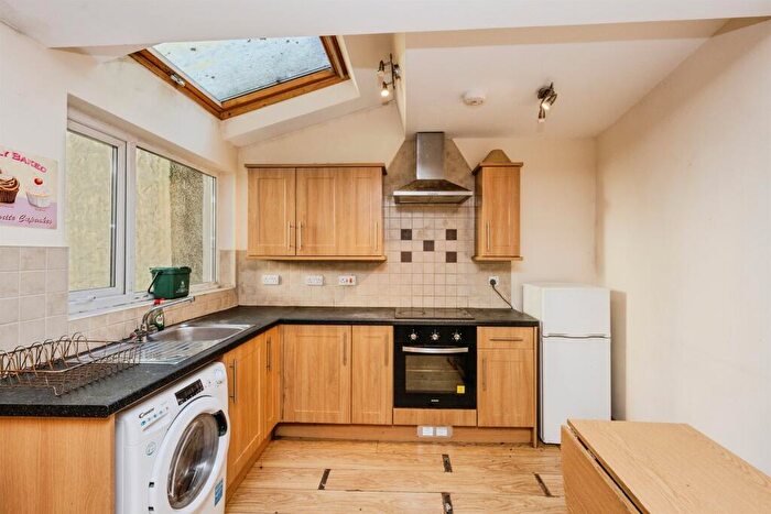 2 Bedroom Flat For Sale In Heathfield, Swansea, SA1