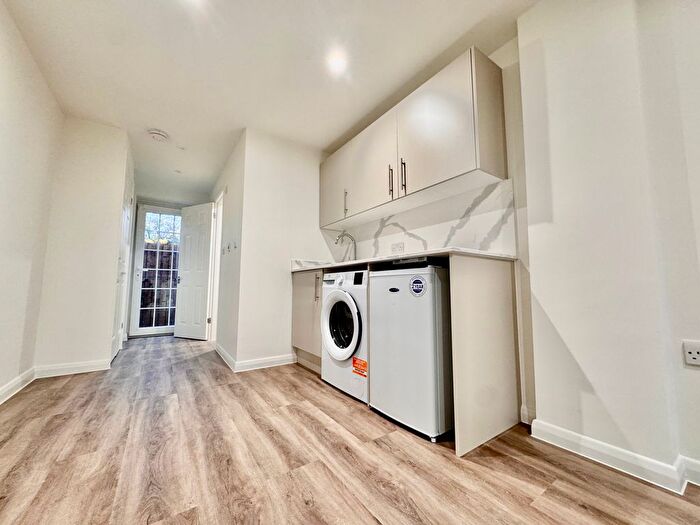 Studio To Rent In Firs Avenue, London, N11