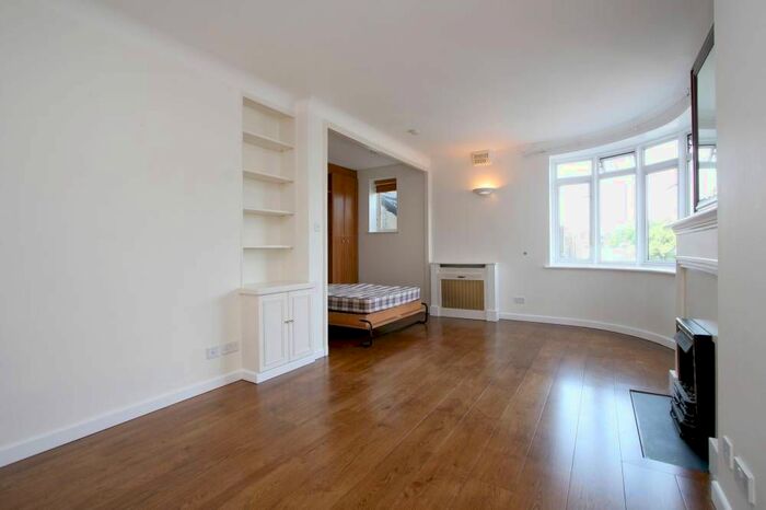 Studio To Rent In Norland Square Mansions, 53 Norland Square, London W11