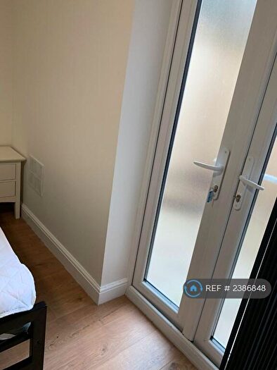 3 Bedroom Flat To Rent In Lidgett Lane, Leeds, LS17